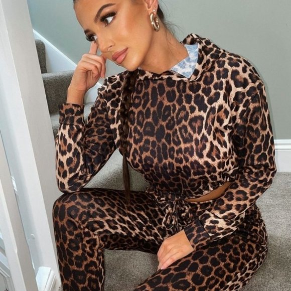 Women's Leopard  Cropped Top  & Jogger  Lounge Set - Picture 4 of 16